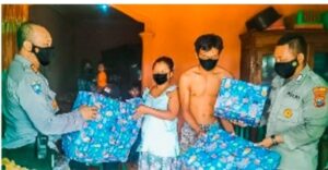 Kapolres Probolinggo Beri Tali Asih Wanita Yang Kemarin Melahirkan di Jalan