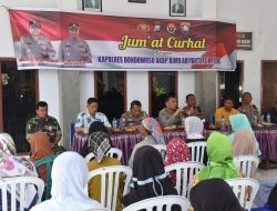 Jumat Curhat Serta Bansos Bersama Polres Bondowoso di Desa Selolembu