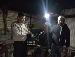 Polisi Salurkan Bantuan Sembako Kepada Korban Bencana Alam di Malang