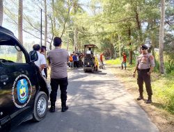 Polisi Bersama Dinas PU Situbondo Pasang Marka Kejut, Cegah Balap Liar di Situbondo