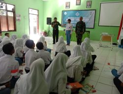 Tanamkan Disipilin, Sertu Kusairi Latih PBB Pada Siswa SMKN 1 Sumberwringin