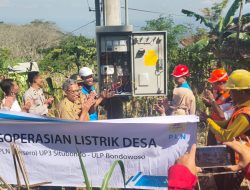 Babinsa Koramil Wringin Bantu PLN Amankan Jalannya Pemasangan Tiang Listrik