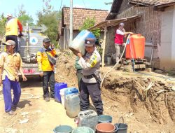 Sinergitas Polsek Arjasa Bekerjasa Dengan BPBD Situbondo Melaksanakan Penyaluran Air Bersih Di Desa Jatisari