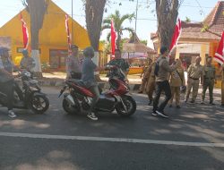 Babinsa Koramil 0822/01 Bondowoso Bagikan Bendera Merah Putih