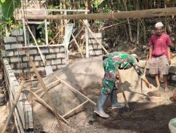 Serma Madhasim Bersama Warga Siapkan Material Bedah Rumah