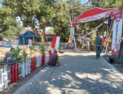 Babinsa Koramil Tapen Bantu Warga Pasang Bendera dan Umbul-umbul