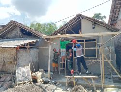 Kebersamaan Babinsa Dan Bhabinkamtibmas Bondowoso Dalam Bedah Rumah