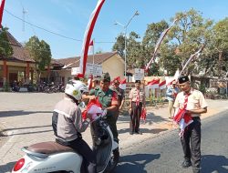 Kapten Moeljanto Bersama Muspika Tapen Bagikan Ratusan Bendera Merah Putih Di Jalan