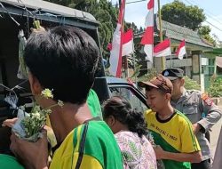 Unik, Polisi Patroli Sambil Berbagi Sayur Gratis Untuk Warga di Kediri