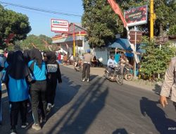 Jalan Santai Memeriahkan HUT RI Ke-78, Anggota Polsek Prajekan Lakukan Pengamanan Demi Lancarnya Lalulintas