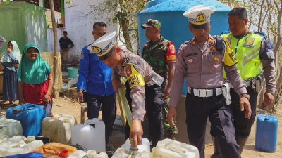 Sambut Hari Lalu Lintas Bhayangkara ke 68, Satlantas Bondowoso Sumbang Tandon dan Dropping Air Bersih