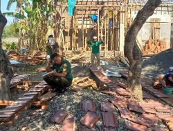Tanpa Pamrih, Babinsa Koramil 0822/04 Gotong Royong Bangun Rumah Warga Binaan