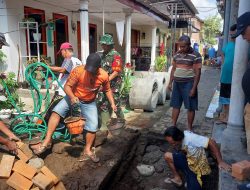 Babinsa Koramil 0822/01 Gotong-royong Perbaiki Saluran Air