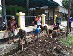 Dalam Rangka Menjaga Kebersihan Babinsa Koramil 0822/16 Cermee Lakukan Kerja Bakti Bersihkan Kantor Desa Bercak