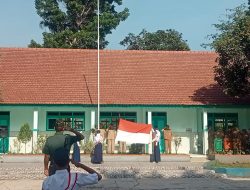 Babinsa Koramil 0822/04, Tampil Sebagai Pembina Upacara di SMPN 1 Grujugan