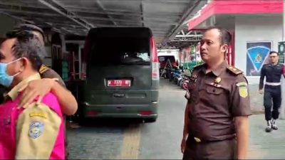 Dengan Masih Menggunakan Baju Dinas Kepala Desa Pelea, Dijebloskan Kepenjara Oleh Kejaksaan Situbondo