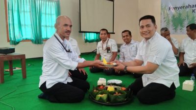 ADM Perhutani KPH Bondowoso Menyerahkan Surat di Awal Tahun 2024