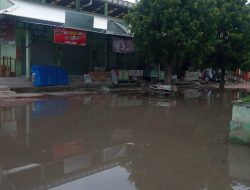 Warga Sumber Kolak Mengeluh Dengan Tergenangnya Air Yang Meluap Di Area Pasar Sumberkolak