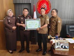 DUA PIAGAM PENGHARGAAN DI SERAHKAN PERHUTANI BONDOWOSO, KEPADA KEJAKSAAN NEGERI SITUBONDO