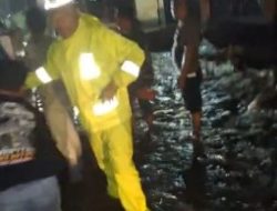 Hujan deras Melanda Pantura Situbondo dan Melumpuhkan Beberapa Titik Jalur utama Pantura Situbondo Jatim Di Malam Tahun Baru.