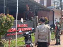 Pria paruh baya mengamuk dengan merusak fasilitas umum di balai desa Jatibanteng