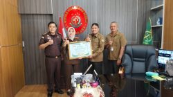 Akhir Masa Jabatan, Kajari Situbondo Raih Penghargaan Tenurial dari Perhutani Bondowoso