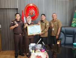Akhir Masa Jabatan, Kajari Situbondo Raih Penghargaan Tenurial dari Perhutani Bondowoso