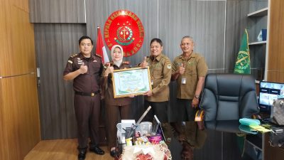 Akhir Masa Jabatan, Kajari Situbondo Raih Penghargaan Tenurial dari Perhutani Bondowoso