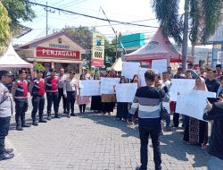 Memakai 5 Mobil dan Puluhan Motor Puluhan Warga Karangmalang Datangi Polres Situbondo dalam Aksi Damai Mencari Keadilan